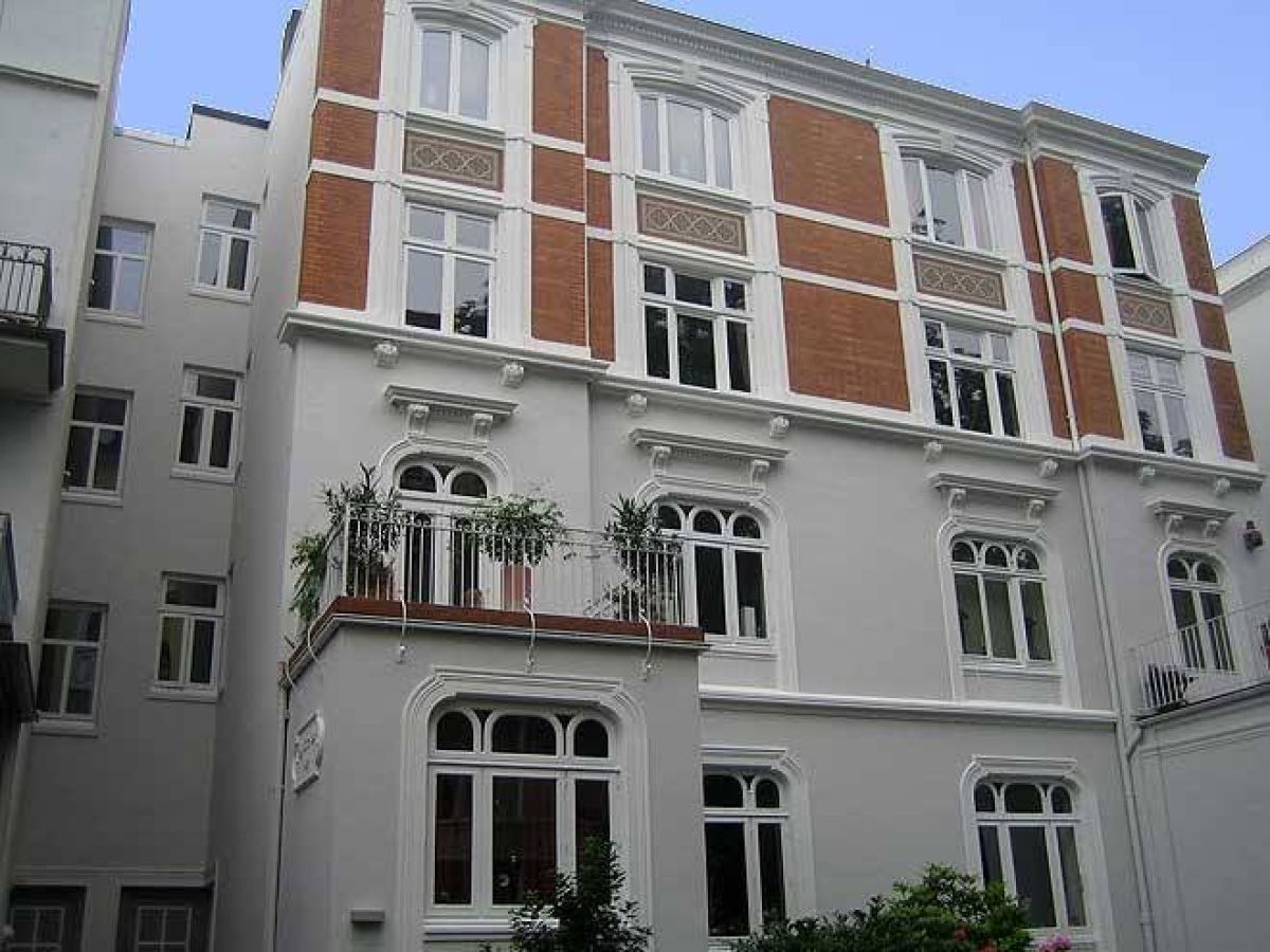 Restaurierte historische Fassade mit Stuckelementen