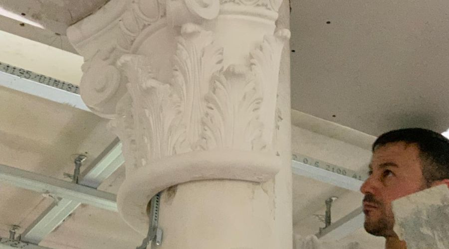 Detailaufnahme einer handgefertigten Stuckverzierung